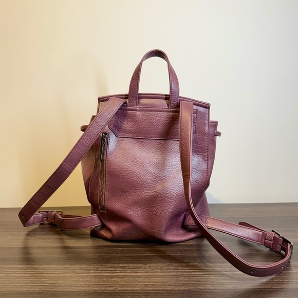 Matt & Nat | Burgundy/Plum vegas leather small Backpack adjustable straps magnet - Picture 4 of 5